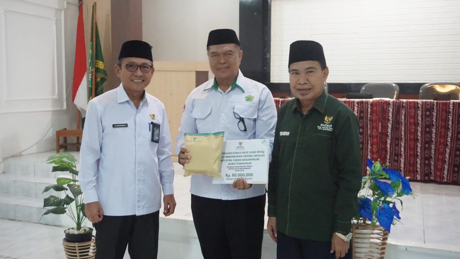 Baznas Kota Banjarmasin Serahkan Bantuan Dana Tunai Rp 80 Juta ke Kepala Kemenag Kota Banjarmasin untuk korban Kebakarang Madrasah Tsanawiyah Byna Taqwa
